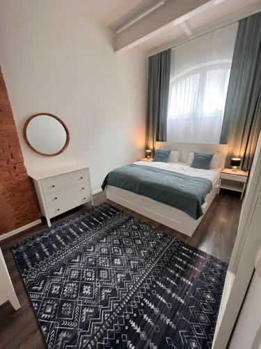 1 dormitorio con cama, espejo y alfombra en Luxus Citywohnung in Hannover, en Hannover