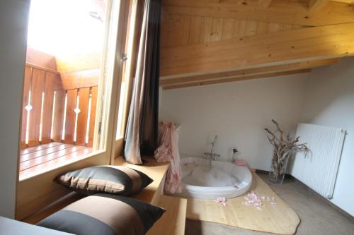 a bedroom with a bunk bed with a sink at Hotel La Perla in Ravascletto