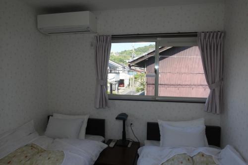 เตียงในห้องที่ Guesthouse Haru Kitamachi