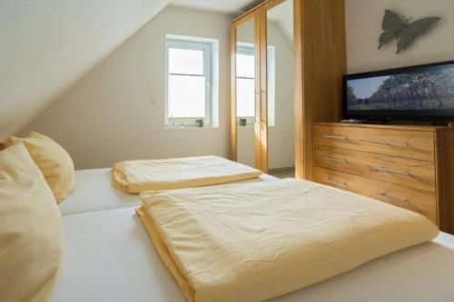 Postel nebo postele na pokoji v ubytování Fewo-Strandlilie