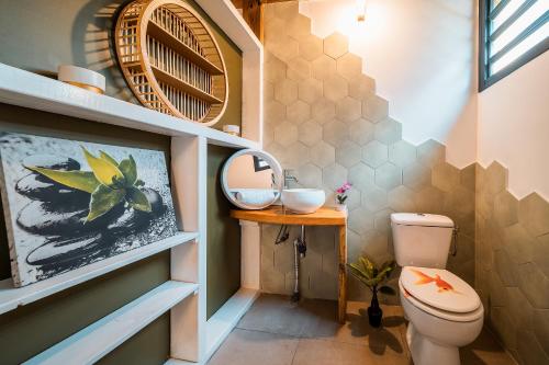 a bathroom with a toilet and a sink at Charmant chalet avec jacuzzi, L'île Ô Vert in Saint-Philippe