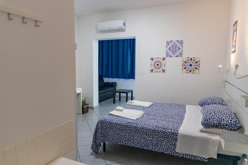 タオルミーナにあるモルフェオ B&Bのベッド1台とバスルームが備わる小さな客室です。