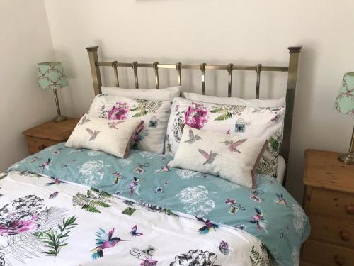 A bed or beds in a room at Character Town Centre 1 Bed Flat Boston