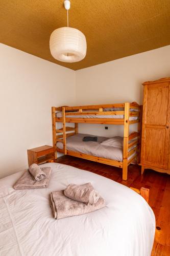 - une chambre avec 2 lits superposés et des serviettes sur le lit dans l'établissement Maison de montagne proche Gavarnie 12-14 personnes, à Gèdre
