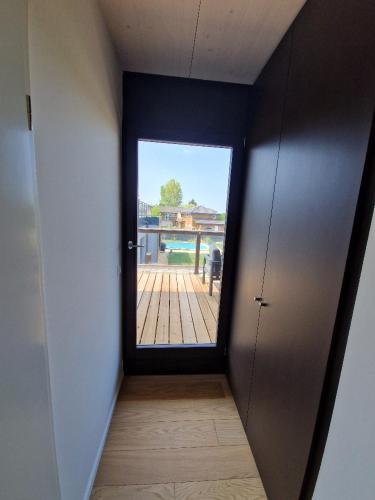 - un couloir avec une porte menant à une terrasse dans l'établissement Villa Laba, à Yvoire