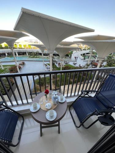 Lovely 2 bedroom duplex with a pool in front AUC