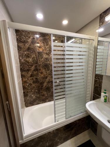 Ένα μπάνιο στο Lovely 2 bedroom duplex with a pool in front AUC