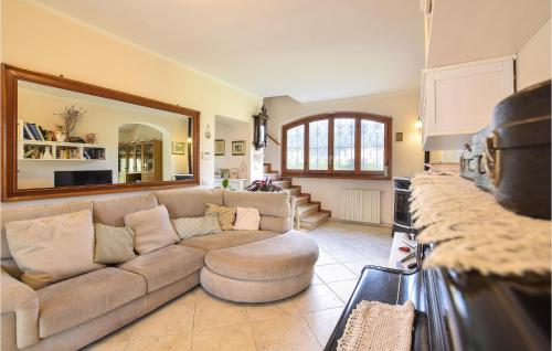Posezení v ubytování 4 Bedroom Amazing Home In Pietrasanta
