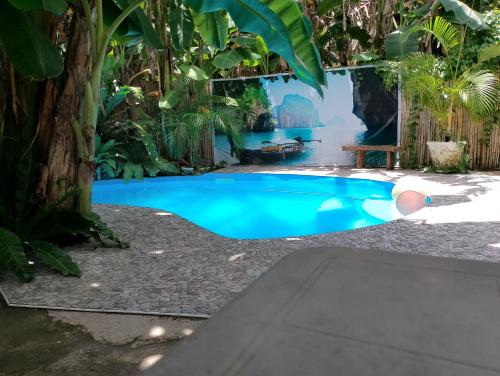 A piscina localizada em Two crazy monkeys ou nos arredores