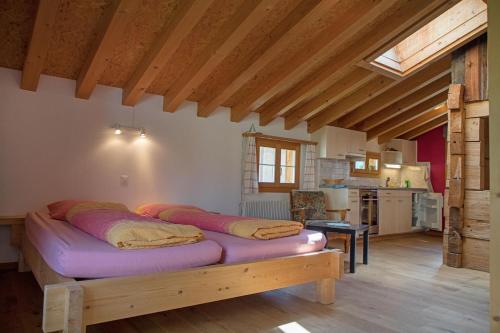 een kamer met een bed in een kamer met een keuken bij Landstrasse 153 in Klosters