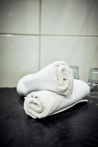 a pile of towels sitting on top of a counter at Hotelli Havu in Uusikaupunki