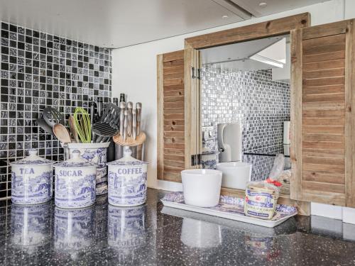 eine Küchentheke mit Gläsern und Küchenutensilien darauf in der Unterkunft Granary Cottage in Pembroke