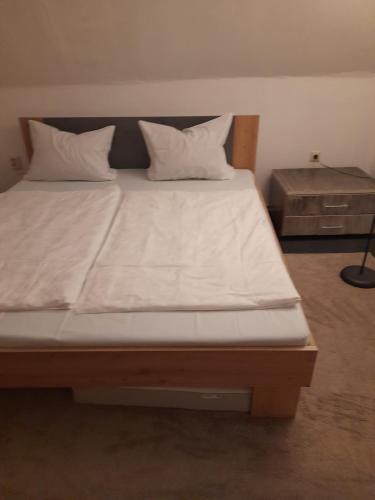 Кровать или кровати в номере Ferienwohnung Why Not