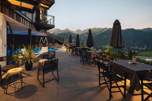 Pemandangan gunung umum atau pemandangan gunung yang diambil dari hotel