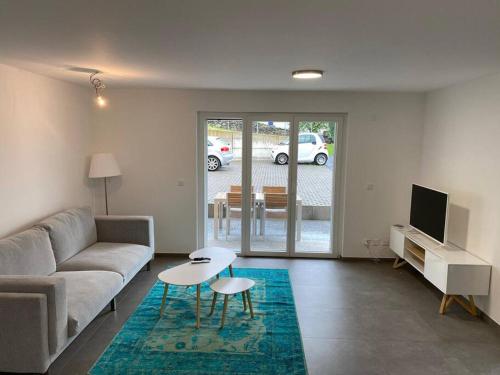 een woonkamer met een bank en een tafel bij Appartamento 3.5 Camorino-Vigana in Camorino