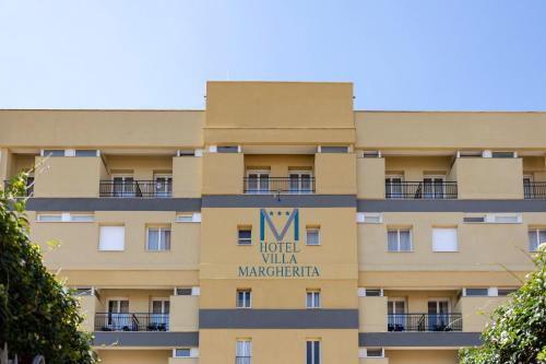 un edificio con la villa del hotel Margherita en Hotel Villa Margherita, en Ladispoli