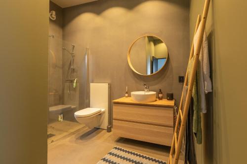 uma casa de banho com um lavatório, um WC e um espelho. em Indulge in beautiful nature and amazing views. em Mortenhals