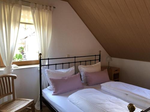 מיטה או מיטות בחדר ב-Ferienwohnung Herold