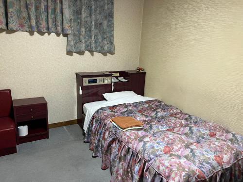 Una cama o camas en una habitación de ナイスイン三原