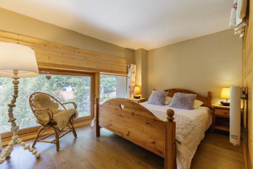 een slaapkamer met een bed en een raam bij Résidence Grand Roc - Campanules 202 - Happy Rentals in Chamonix-Mont-Blanc