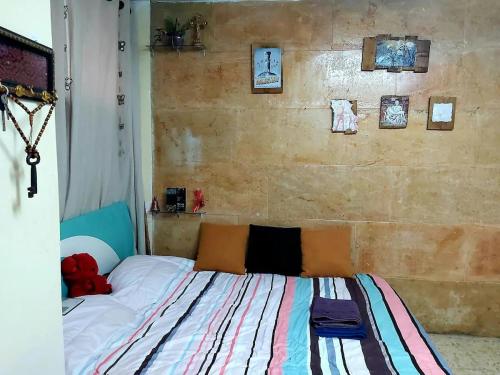 En eller flere senge i et værelse på Hikaya Collective Hostel