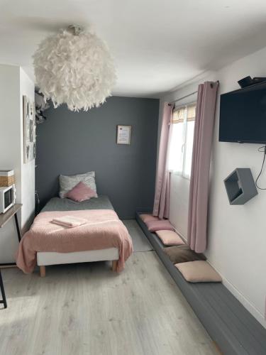 Ένα ή περισσότερα κρεβάτια σε δωμάτιο στο Chambre celia lits séparés