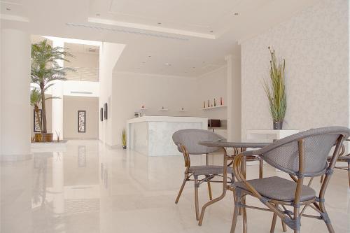 a dining room with a table and chairs at Rafa Homes - Al Falah in Riyadh
