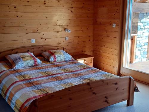 A bed or beds in a room at Chalet La Marendaz