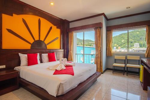 Postel nebo postele na pokoji v ubytování Art Mansion Patong Hotel