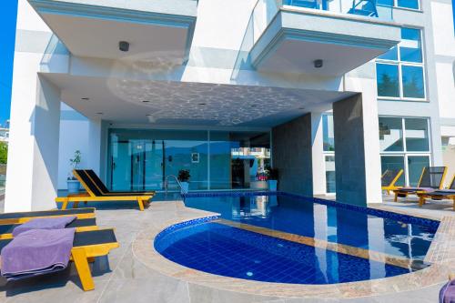 uma piscina no meio de um edifício em NERIUM Hotel em Ksamil