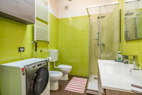zieloną łazienkę z pralką. w obiekcie Casenuove Viletta Indipendente a 10 min da Parma w mieście Case Nuove