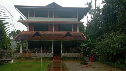 a large house in the middle of a yard at STAYMAKER Prince of Kalasa in Kalasa