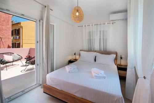 1 dormitorio con 1 cama y balcón en Casa Rossa e Verde by All About Paxos en Gaios