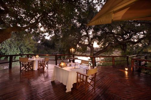Un restaurante u otro lugar para comer en Hamiltons Tented Camp