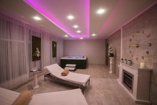 ein Wohnzimmer mit einem Billardtisch und einer violetten Beleuchtung in der Unterkunft Hotel Alfa in Giraltovce