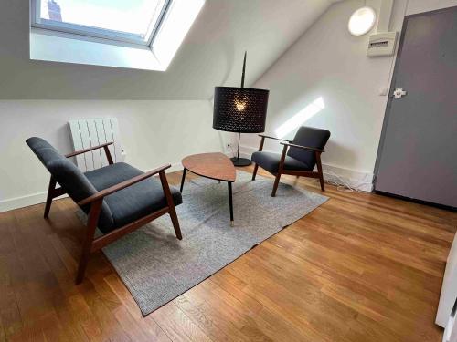 sala de estar con 2 sillas y mesa en Hyper centre ville STUDIO, en Angers