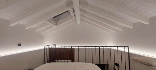 a bedroom with white ceilings and a bed in a room at Graziosa, Casetta in Valgerola in Rasura