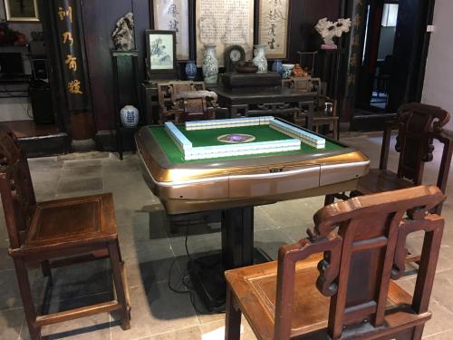 a room with a table with a pool table at 西塘尊闻堂百寿厅庭院景观民宿 in Jiashan