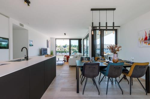 New, luxurious and modern apartment with private parking