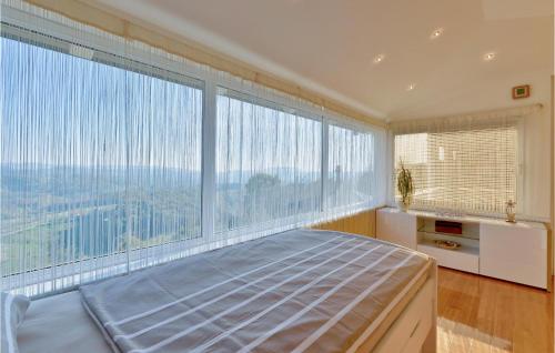 Ліжко або ліжка в номері Cozy Home In Novi Marof With Sauna