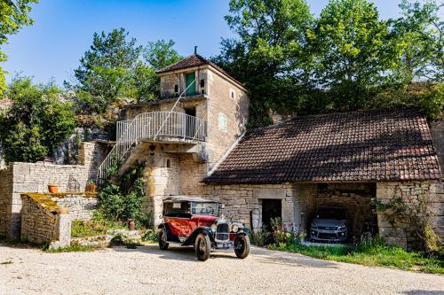 an old car parked in front of a building at Le Domaine des Carriers - Gites in Chevroches