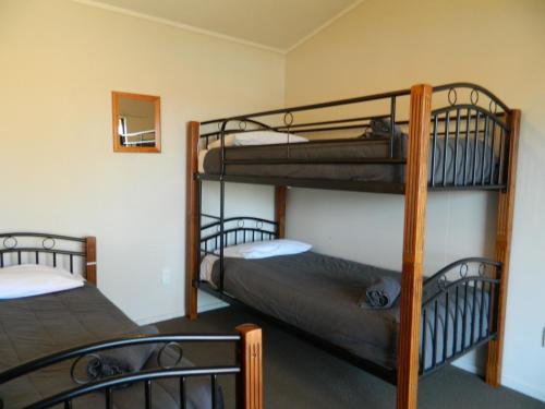 a room with two bunk beds in a room at Taupo Debretts Spa Resort in Taupo