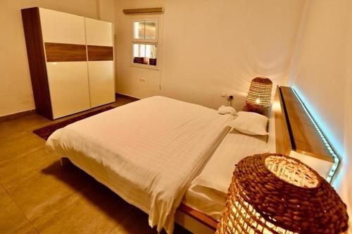 ein Schlafzimmer mit einem großen Bett und einer Kommode in der Unterkunft شاليه سبرينج للعائلات Spring in King Abdullah Economic City
