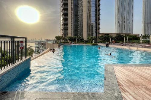 Bazén v ubytování GuestReady - Prodigious Apt in Dubai Creek nebo v jeho okolí