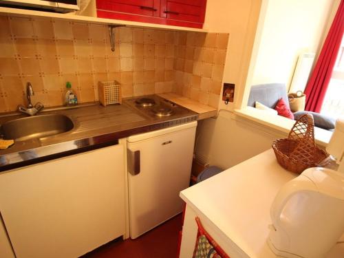 une petite cuisine avec un évier et un comptoir dans l'établissement Luchon - T2 avec balcon, animaux admis, parking - FR-1-313-146, à Luchon