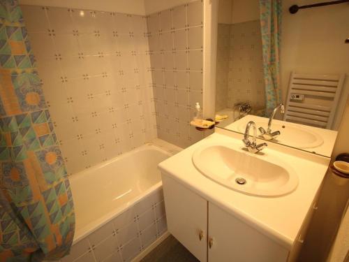 une salle de bain avec un lavabo et une baignoire dans l'établissement Bagnères-de-Luchon : Duplex calme 4 pers, balcon, parking - FR-1-313-143, à Luchon