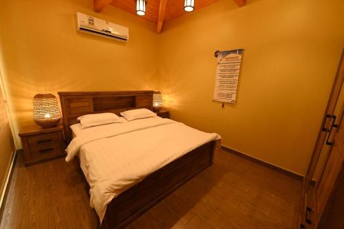 ein Schlafzimmer mit einem Bett und einem Schild an der Wand in der Unterkunft جُمان للعائلات in Dschidda