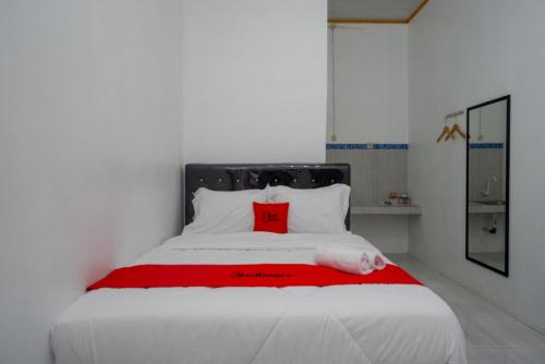 Łóżko lub łóżka w pokoju w obiekcie RedDoorz near Universitas Semarang 2