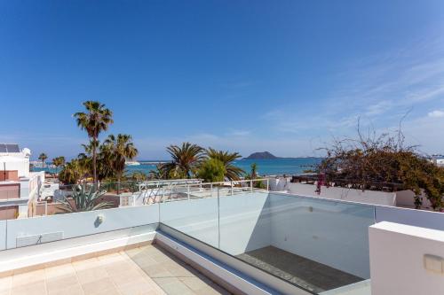vistas al océano desde el balcón de una casa en Villa Luxury Azul Private Pool and BBQ Corralejo By Holidays Home, en Corralejo