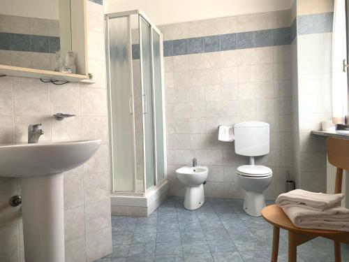 La salle de bains est pourvue de toilettes et d'un lavabo. dans l'établissement Aquila Nera Di Tony, à Ivrea